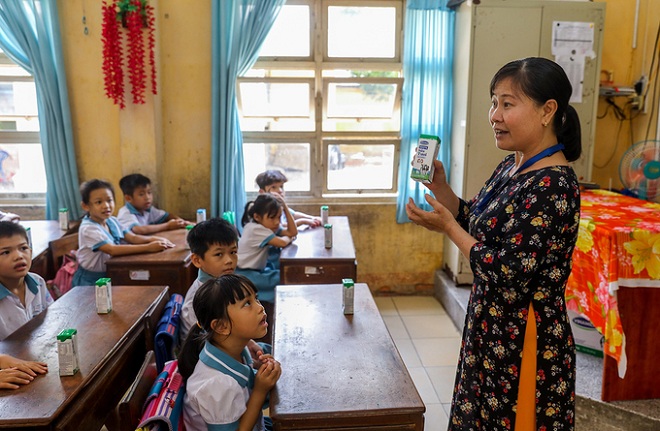 Giáo viên Trường tiểu học Thị trấn Củ Chi (TP. Hồ Chí Minh) hướng dẫn cho học sinh uống sữa học đường đúng cách vào tháng 6-2020.