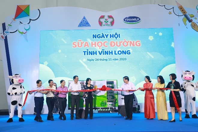 Các đại biểu cùng thực hiện nghi thức phát động Ngày hội Sữa học đường tỉnh Vĩnh Long năm 2020.