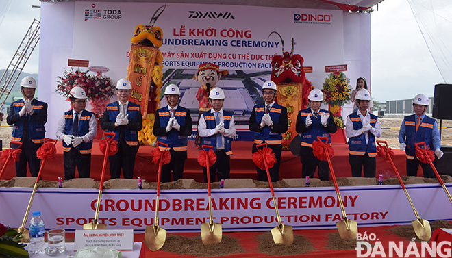 Da Nang Party Committee Deputy Secretary cum municipal People’s Council Chairman Luong Nguyen Minh Triet (5th left), and People’s Committee Vice Chairman Ho Ky Minh (4th left) attending the groundbreaking ceremony for the sports equipment production factory project on 15 December morning