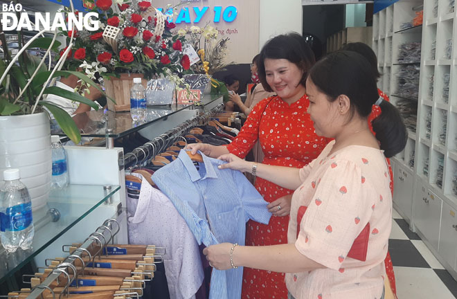 Khách hàng mua sắm tại cửa hàng mới khai trương của Tổng Công ty May 10 trên tuyến đường Nguyễn Văn Linh. Ảnh: KHÁNH HÒA