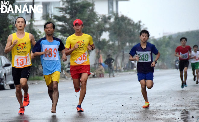 Với sự tham gia của thành viên các nhóm chạy như Danang Runners (áo vàng) trong màu áo các đội tuyển quận, huyện cũng như các đơn vị, chắc chắn, giải Việt dã - chạy Vũ trang truyền thống Báo Đà Nẵng lần thứ 24 - năm 2020 sẽ hết sức sôi động. Ảnh: ANH VŨ