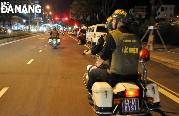 Cán bộ, chiến sĩ Phòng Cảnh sát cơ động, Công an thành phố Đà Nẵng tuần tra kiểm soát trên tuyến đường Nguyễn Văn Linh. (Ảnh chụp đêm 9-12). Ảnh: LÊ HÙNG	