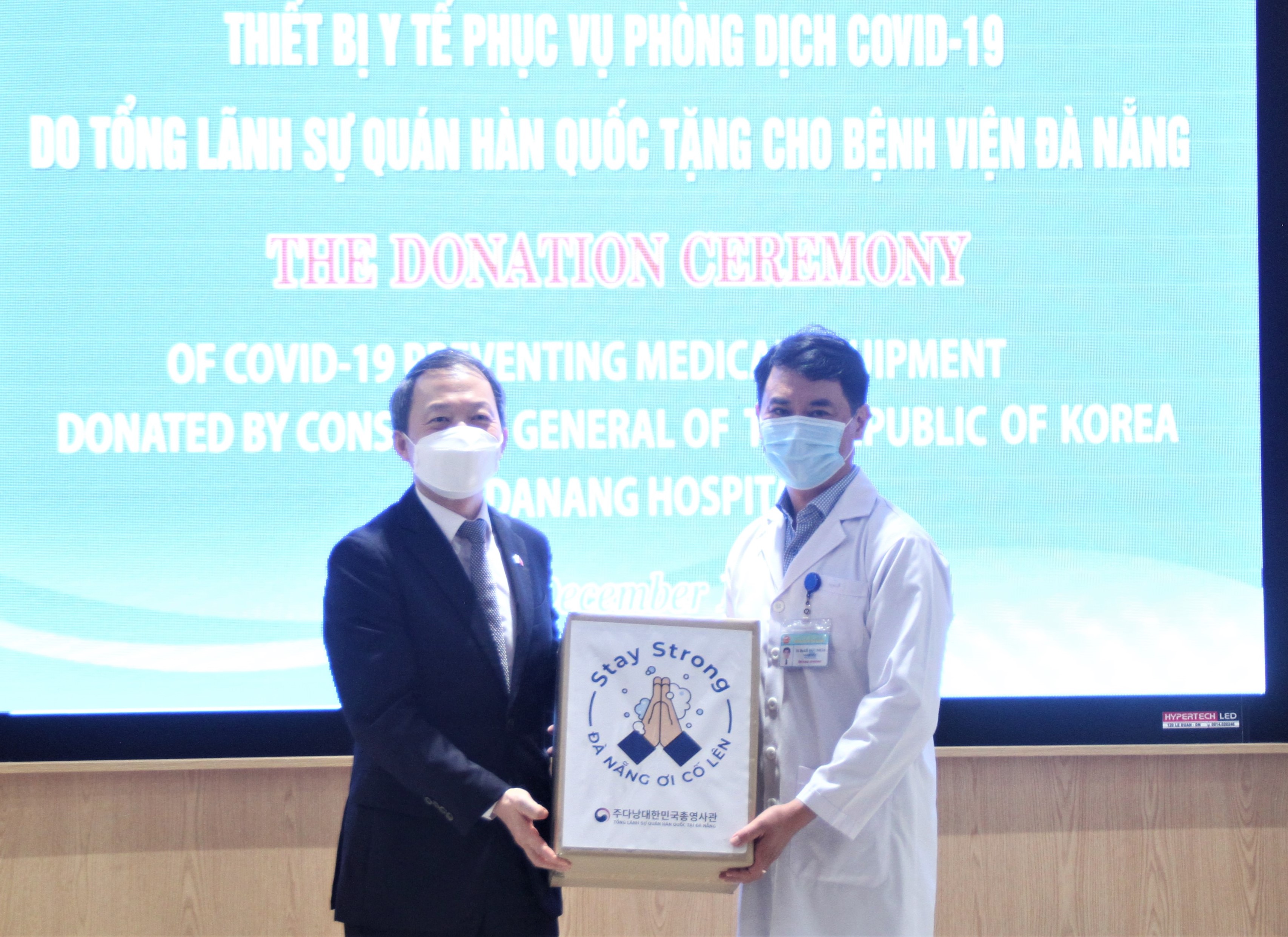 Dr Le Duc Nhan, the Director of the Da Nang General Hospital, (right) receiving in-kind donations from South Korean Consulate General in Da Nang Ahn Min Sik