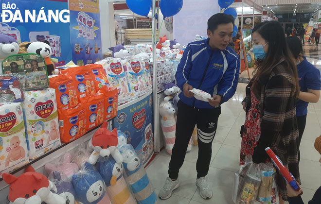 A salesman from the Nam Dinh-headquartered Moha Vietnam Co., Ltd, introducing products to shoppers at a recent trade show for domestic goods in Da Nang