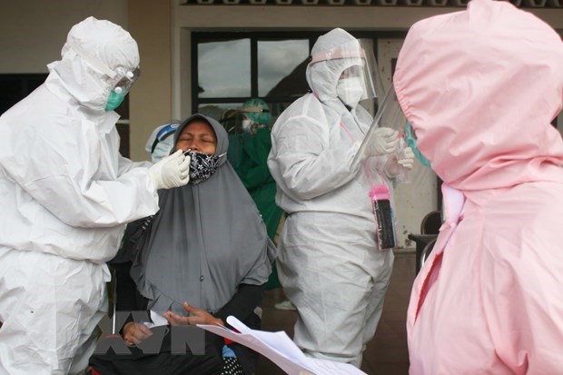 Health workers do swab test for COVID-19 in Surabaya, Indonesia (Photo: Xinhua)