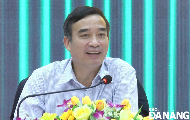 Chủ tịch UBND thành phố Lê Trung Chinh phát biểu chỉ đạo tại hội nghị giao ban.  Ảnh: LÊ HÙNG