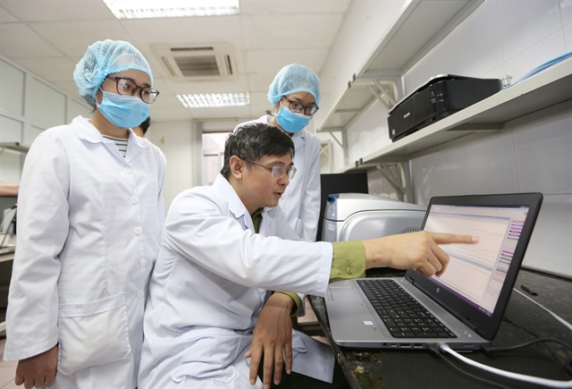 Dr Hoàng Xuân Sử (centre) and other researchers from the Vietnam Military Medical University successfully developed made-in-Việt Nam COVID-19 quick test kits