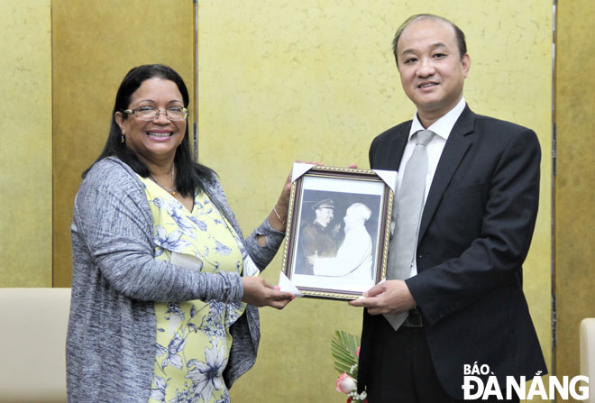 Da Nang People's Committee Vice Chairman Le Quang Nam (right) warmly receiving Cuban Consul General in Ho Chi Minh City Indira Lopez Arguelles