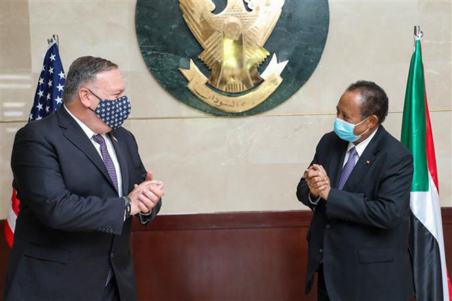  Ngoại trưởng Mỹ Mike Pompeo (trái) trong cuộc gặp Thủ tướng Sudan Abdalla Hamdok tại Khartoum ngày 14-12-2020. Ảnh: AFP/TTXVN