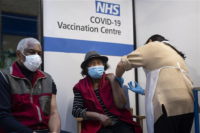  Tiêm vaccine phòng Covid-19 cho người dân tại bệnh viện ở London, Anh, ngày 8-12-2020. Ảnh: AFP/ TTXVN