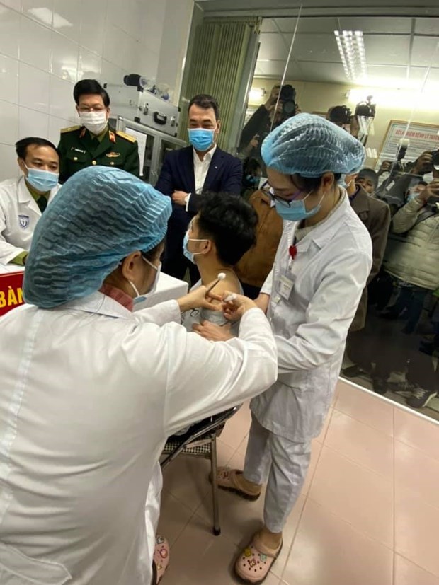 The first person is vaccinated with Nanocovax, a made-in-Viet Nam vaccine, at the Military Medical Academy on December 17. (Photo: VNA)