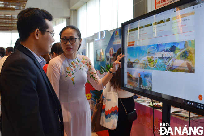 Digital transformation plays an important role in tourism promotion schemes. A representative from a Da Nang tourism business is pictured introducing products through tech apps at the recent 2020 National Conference on Tourism