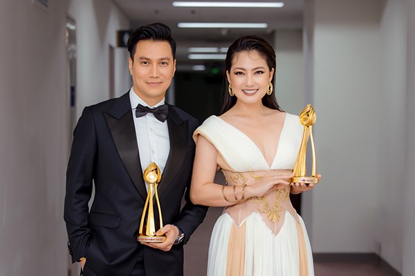 Actor Nguyen Le Viet Anh and actress Nguyen Ngoc Lan are pictured with their best actor and actress awards of the 40th National Television Festival. (Photo vietnamnet.vn)
