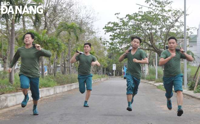 Các VĐV phường Hòa Cường Nam tích cực tập luyện để chuẩn bị tham gia giải Việt dã - chạy Vũ trang truyền thống Báo Đà Nẵng lần thứ 24 - năm 2020. Ảnh: L.HÙNG