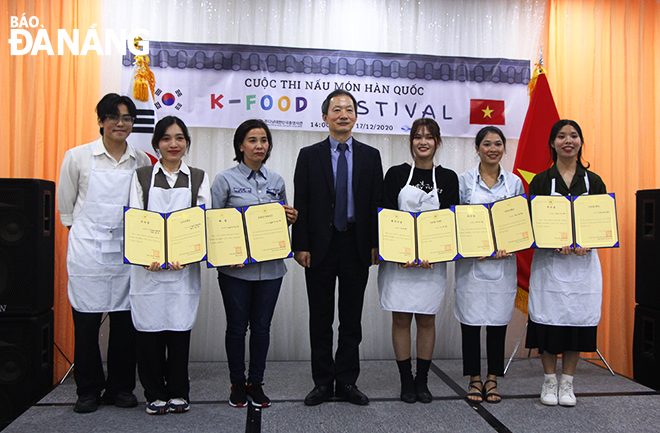 Korean Consulate General in Da Nang Ahn Min Sik (centre) and prize winners 
