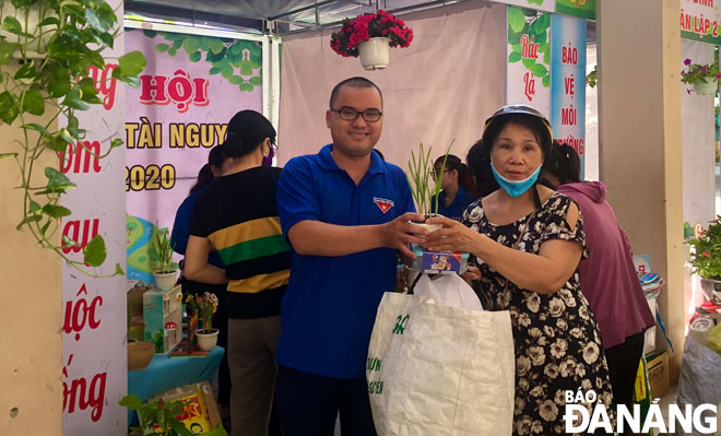 Thach Thang residents swapping recyclable trash for gifts