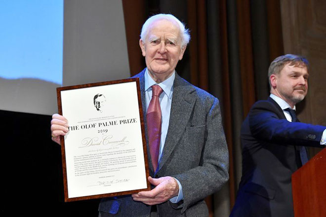 Nhà văn David Cornwell nhận giải thưởng The Olof Palme Prize cho những tác phẩm mang tính nhân văn tại Stockholm (Thụy Điển) ngày 30-1-2020.Ảnh: Reuters