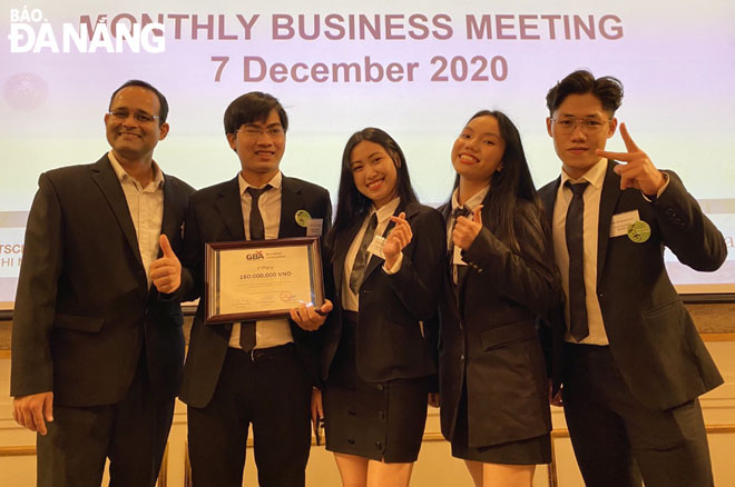 Nguyễn Quốc Vương (thứ 2 từ trái qua) và các cộng sự vinh dự đoạt giải nhất cuộc thi “Tìm kiếm ý tưởng kinh doanh mới tại Việt Nam”.Ảnh: P.V.Y