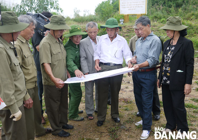 Cựu chiến binh Nguyễn Văn Nho (thứ 5, từ phải sang) cùng đồng đội trong lần trở lại thăm di tích Núi Thành, tỉnh Quảng Nam. Ảnh: H.V	