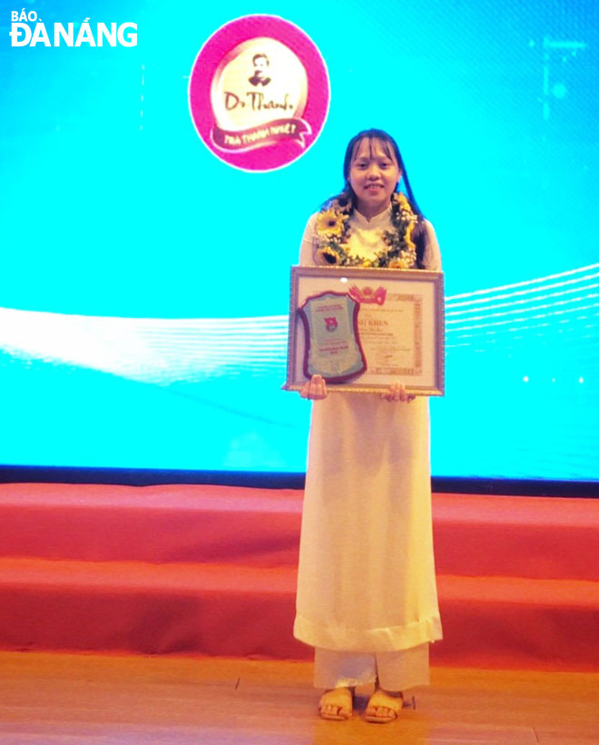 Hà Mỹ Duyên nhận phần thưởng Nữ sinh viên tiêu biểu trong lĩnh vực khoa học công nghệ năm 2020 ngày 12-12 tại Hà Nội. Ảnh: Nhân vật cung cấp