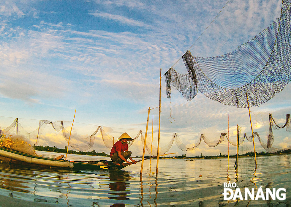 Đánh cá bằng lưới vây trên sông.