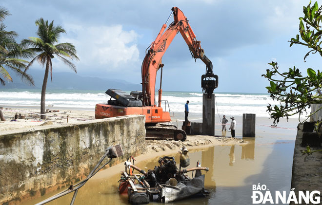 Các chuyên gia, nhà khoa học đề nghị khi xây dựng các tuyến kè chống sạt lở bờ biển phải nghiên cứu phương án phù hợp để bảo vệ môi trường.  Trong ảnh: Các đơn vị chức năng ép cọc cừ bảo vệ tuyến đường Võ Nguyên Giáp tại khu vực phía trước cửa xả Mỹ An. Ảnh: HOÀNG HIỆP