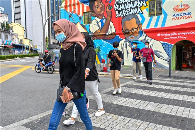 Người dân đeo khẩu trang phòng dịch COVID-19 tại Malaysia. Ảnh: The Straits Times