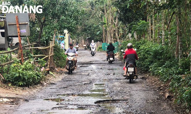 Tuyến đường liên thôn Phú Thượng đi Hòa Khê xuống cấp khiến phương tiện tham gia giao thông gặp nhiều khó khăn. Ảnh: N.QUANG