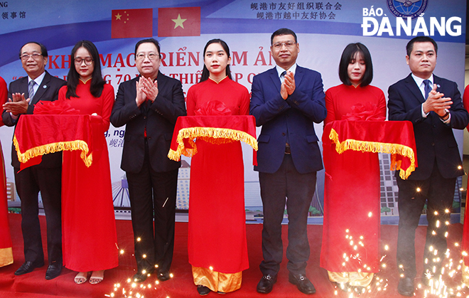 Phó Chủ tịch UBND thành phố Hồ Kỳ Minh (thứ 2, bên phải) đến dự và cắt băng khai mạc triển lãm. Ảnh: XUÂN DŨNG