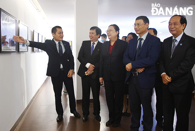 Phó Chủ tịch UBND thành phố Hồ Kỳ Minh (thứ 2, bên phải) cùng lãnh đạo các đơn vị trong Ban tổ chức tham quan triển lãm . Ảnh: XUÂN DŨNG