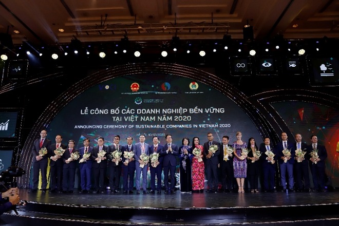 Phó Chủ tịch nước Đặng Thị Ngọc Thịnh trao hoa chúc mừng cho Top các doanh nghiệp bền vững của Việt Nam năm 2020. Ảnh: VNM