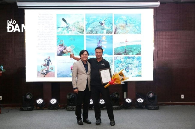Giám đốc Sở Tài nguyên và Môi trường Tô Văn Hùng trao giải nhất cho tác giả Đào Đặng Công Trung. Ảnh: PHAN CHUNG