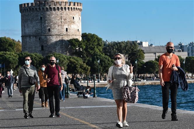 Người dân đeo khẩu trang phòng dịch Covid-19 tại Thessaloniki, Hy Lạp ngày 31-10-2020. Ảnh: AFP/TTXVN