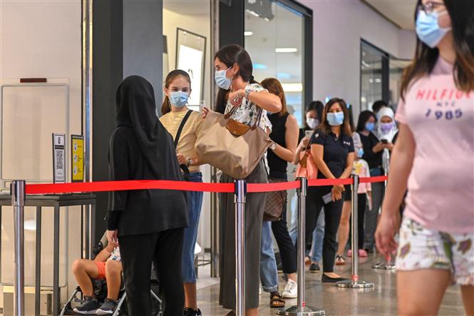 Người dân đeo khẩu trang phòng lây nhiễm Covid-19 tại Kuala Lumpur, Malaysia, ngày 18-12-2020. Ảnh: THX/ TTXVN
