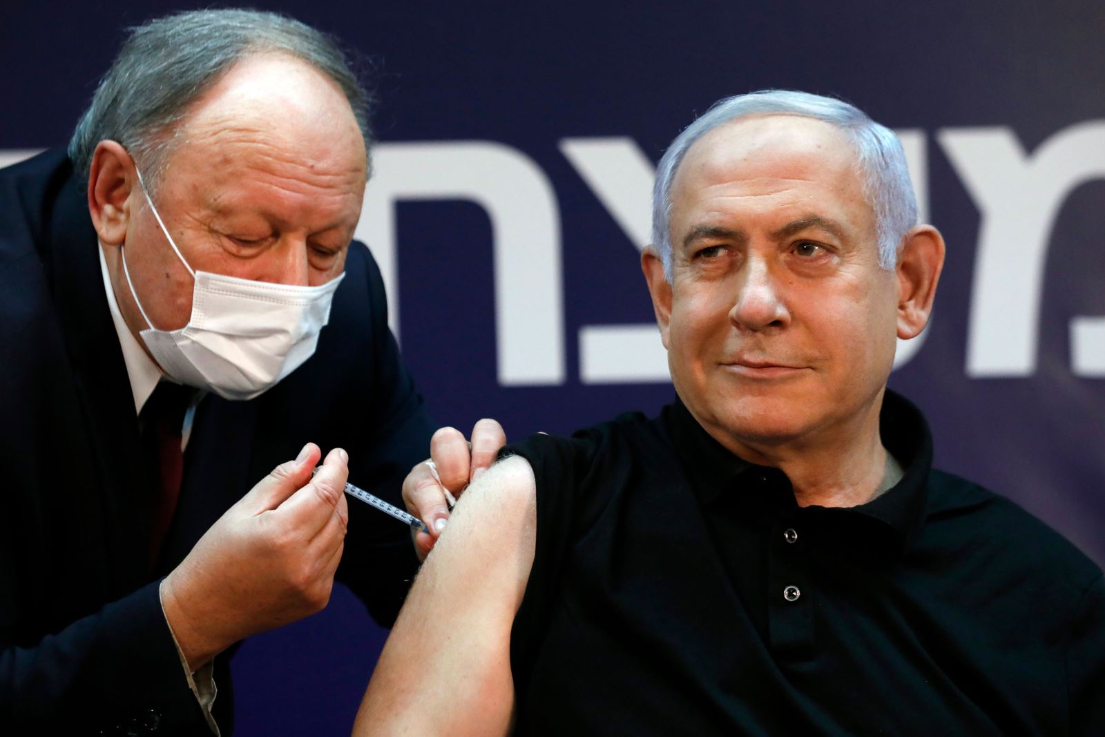 Thủ tướng Israel Benjamin Netanyahu được tiêm ngừa Covid-19 ngày 19-12-2020. Ảnh: AP