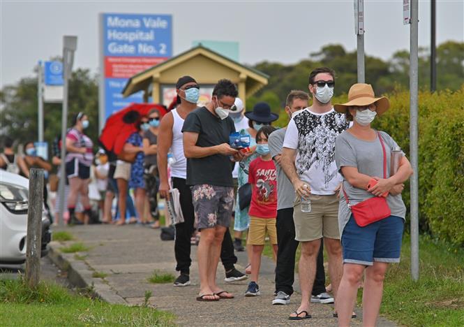 Người dân xếp hàng chờ xét nghiệm Covid-19 tại Sydney, Australia, ngày 18-12-2020. Ảnh: AFP/ TTXVN