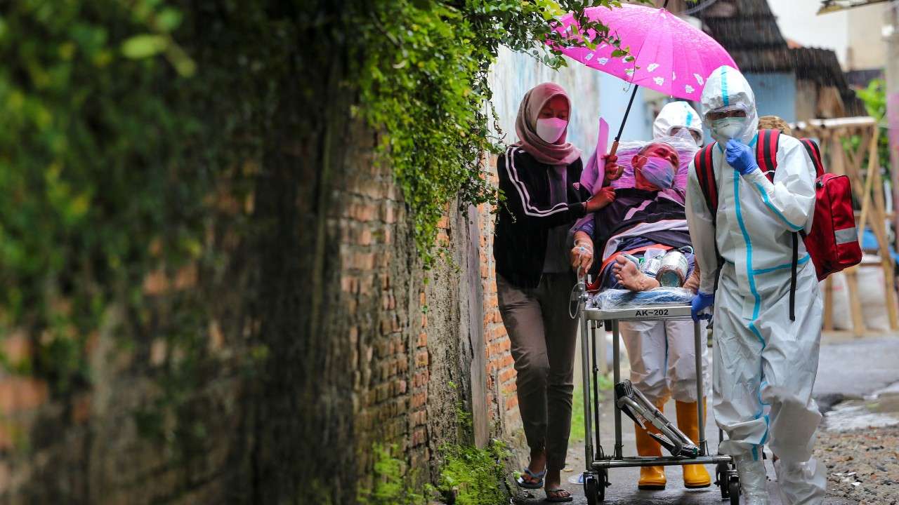 Indonesia sẽ tiêm vaccine Covid-19 cho toàn bộ người dân. Ảnh: dnaindia.com