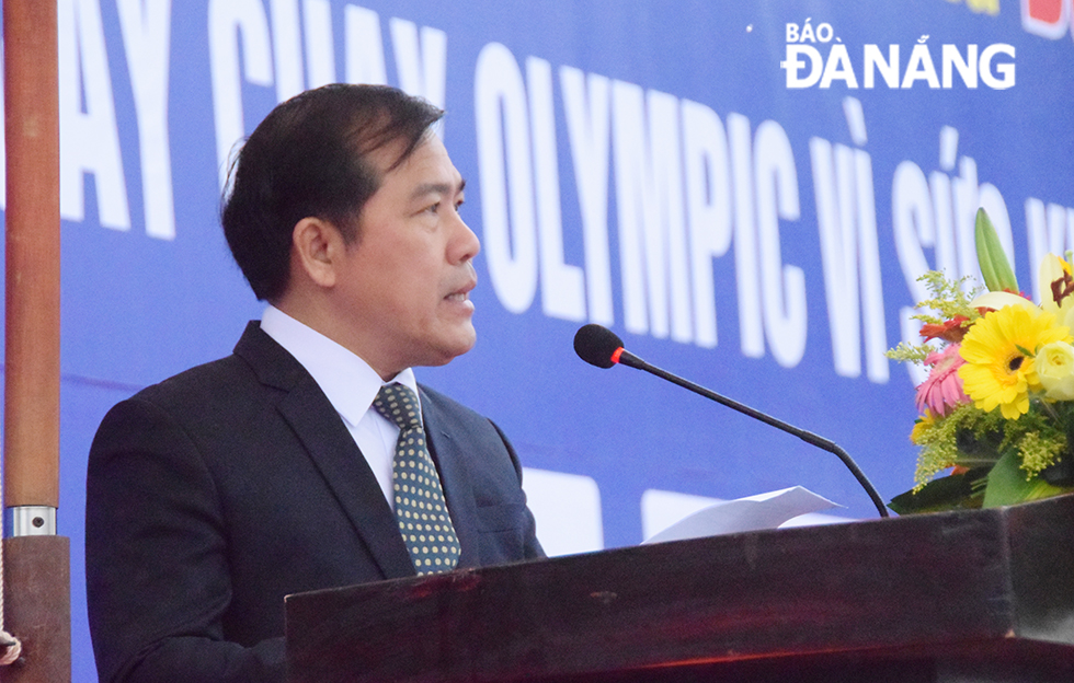 DA NANG Newspaper Editor-in-chief cum Head of the competition’s organisers Nguyen Duc Nam delivering his opening speech at the event