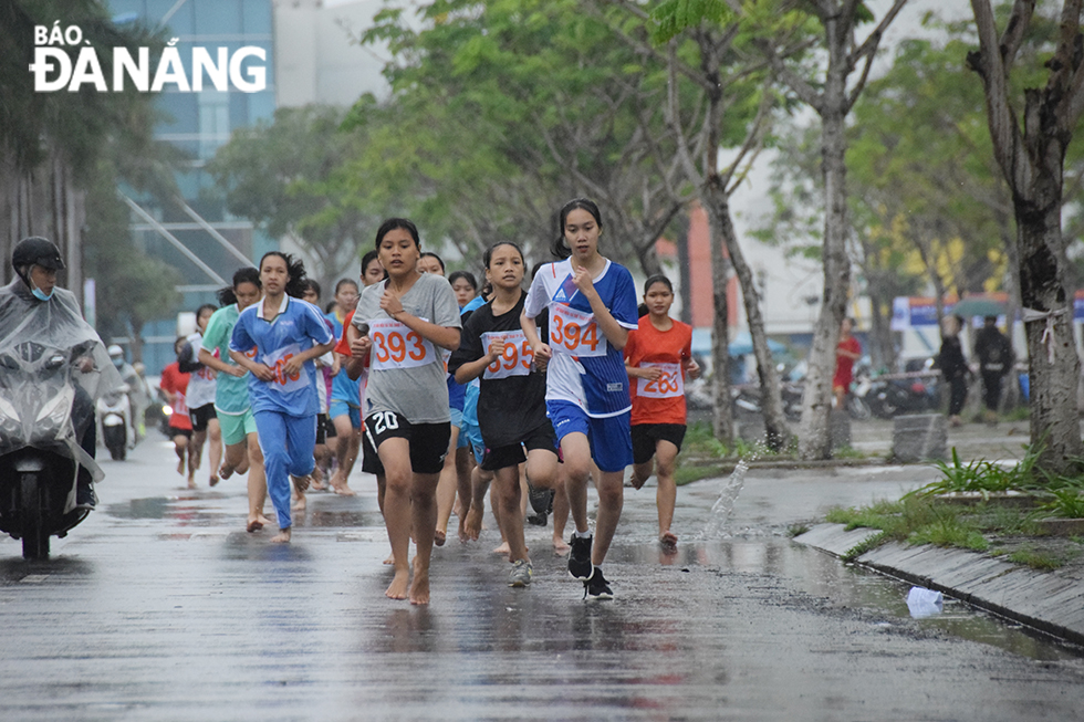 Female senior high school pupils competing in the sports event