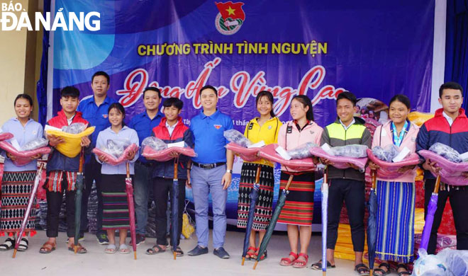 Đoàn khối Các cơ quan thành phố trao quà cho học sinh Trường THPT Võ Chí Công (huyện Tây Giang) cuối tháng 11-2020.  Ảnh: THANH TÌNH	