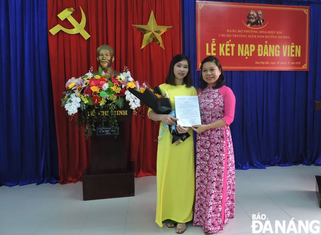 Cô giáo Mai Thị Phượng (trái), công tác tại Trường Mầm non Ánh Dương, được kết nạp Đảng cuối năm 2019. 				Ảnh: HÀN NGUYÊN