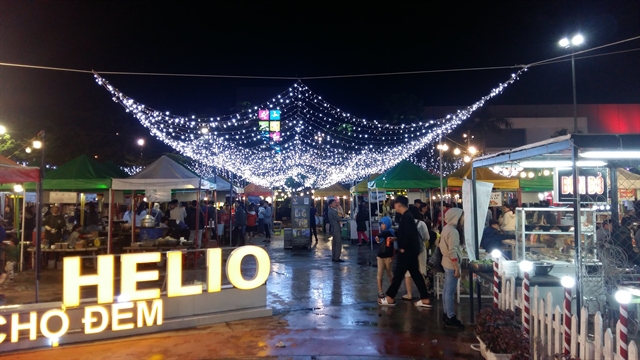 A night market is seen in Phan Đăng Lưu street in Đà Nẵng city. The city will host New Year Festival at Asia Park Square from December 30 to January 3. — VNS Photo Công Thành 