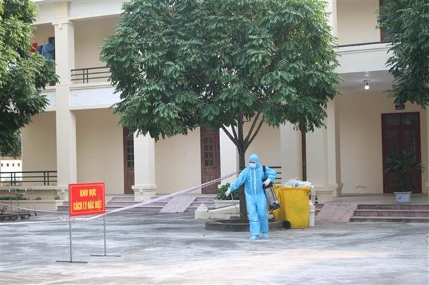 Spraying chemicals at a quarantine area (Photo: VNA)