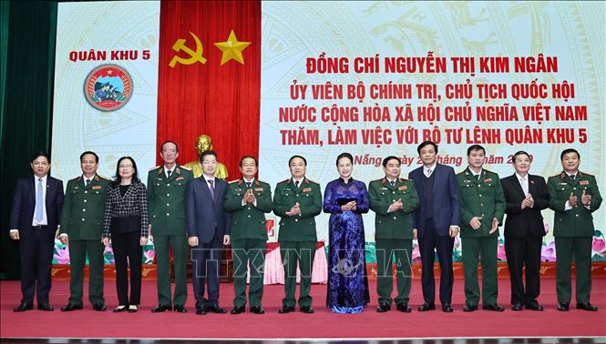 Chủ tịch Quốc hội Nguyễn Thị Kim Ngân với cán bộ, lãnh đạo chỉ huy Bộ Tư lệnh Quân khu 5. Ảnh: Trọng Đức/TTXVN
