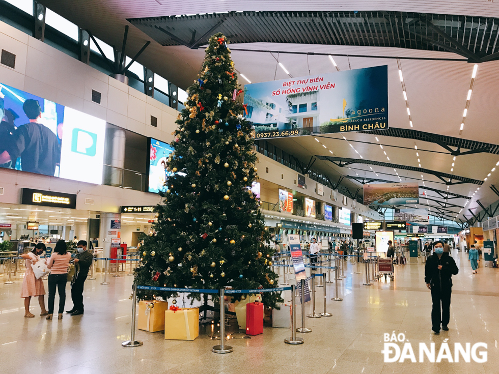 A view of an impressively- decorated Christmas tree at the Da Nang International Airport 