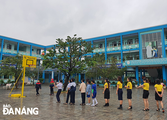 Các em học sinh Trường Tiểu học Trần Văn Dư, phường Hòa Xuân, quận Cẩm Lệ, thành phố Đà Nẵng thích thú với dụng cụ và điều kiện rèn luyện sức khỏe ngay tại sân trường.