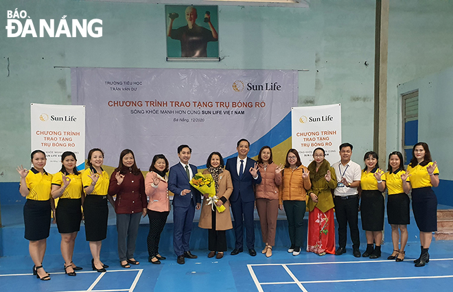 Sun Life Việt Nam trao tặng dụng cụ tập luyện bóng rổ tại Trường Tiểu học Trần Văn Dư (phường Hòa Xuân, quận Cẩm Lệ).