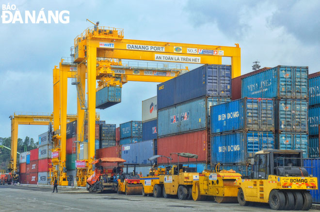 Đà Nẵng đang hình thành chuỗi cung ứng dịch vụ logistics tại miền Trung, là cửa ngõ giao nhận, vận chuyển với các địa phương, khu vực ASEAN và quốc tế. TRONG ẢNH: Các đơn vị đang bốc xếp hàng ở cảng Tiên Sa. Ảnh: THÀNH LÂN