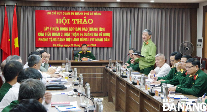 Nguyên Chính trị viên Tiểu đoàn 3 Nguyễn Vĩnh An (đứng) phát biểu tại hội thảo đề nghị phong tặng danh hiệu Anh hùng LLVT nhân dân cho Tiểu đoàn 3 - Mặt trận 44 Quảng Đà. Ảnh: HH	