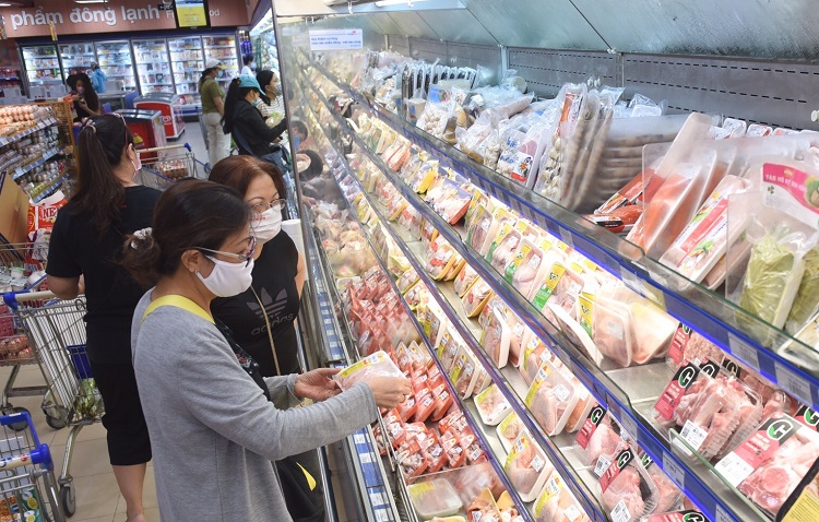 Khách hàng mua thịt lợn bình ổn tại hệ thống siêu thị Saigon Co.op tại TP Hồ Chí Minh. Ảnh: Hoàng Tuyết/Báo Tin tức